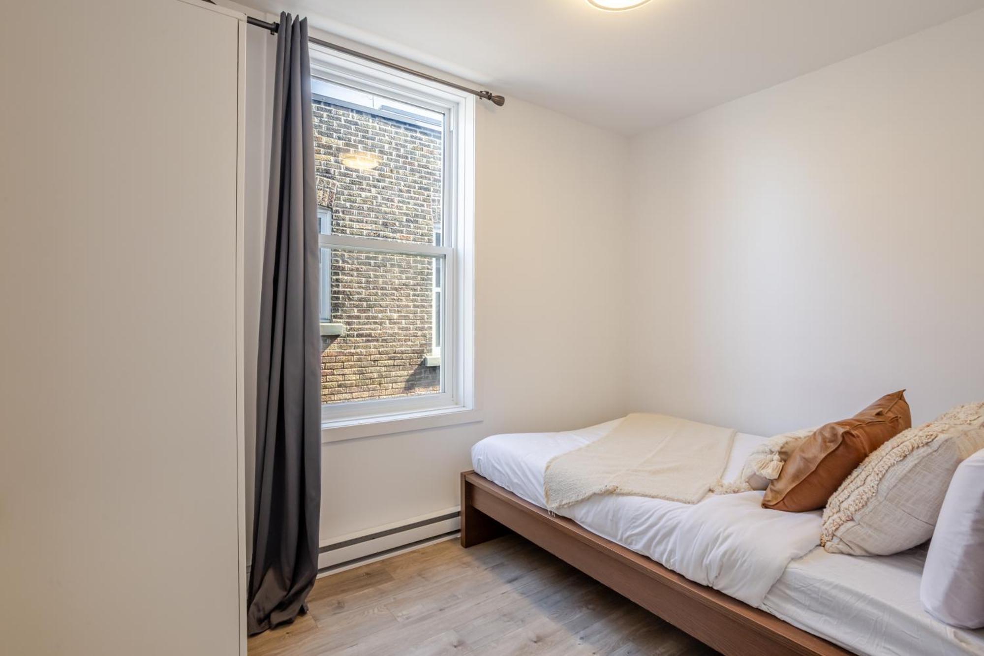 Amazing 3-bedroom On Saint-urbain Apartment *